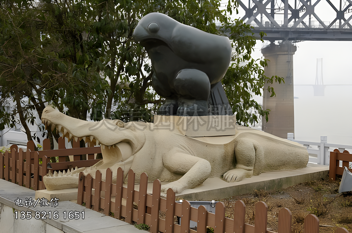 砂巖鱷魚(yú)雕塑