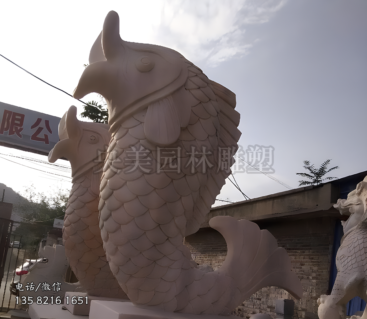 彎曲身體的噴水鯉魚(yú)雕塑