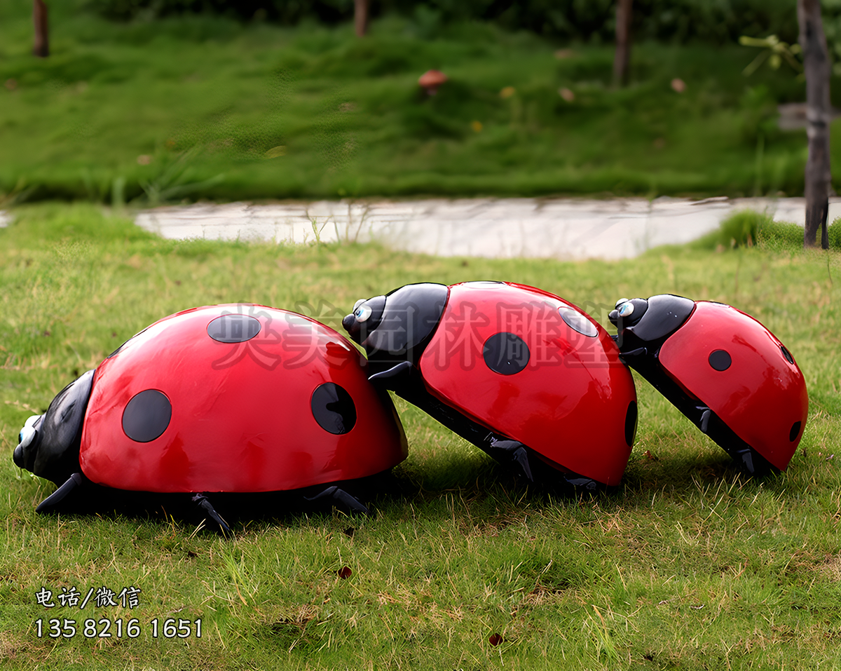 排隊(duì)的玻璃鋼彩繪瓢蟲雕塑