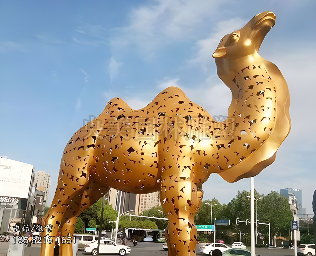 不銹鋼鏤空噴漆駱駝雕塑