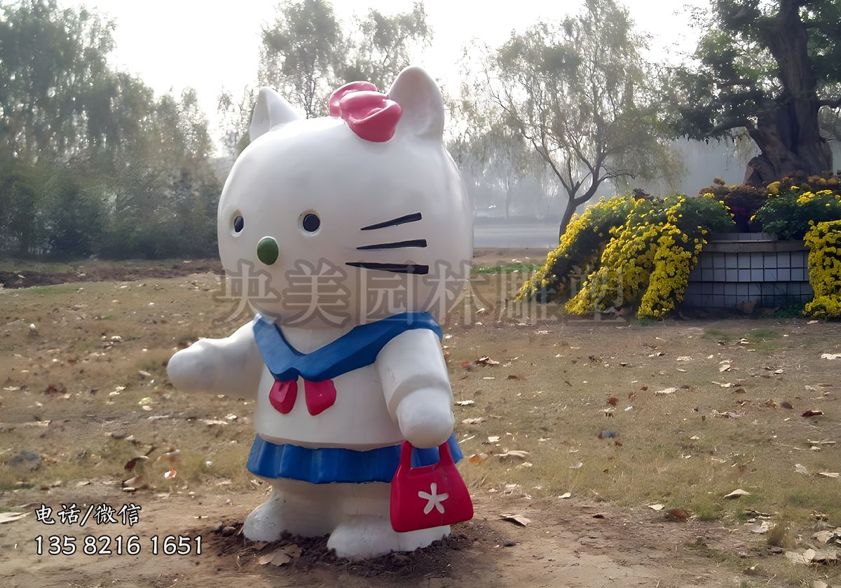 提著一個小包包的kitty貓雕塑