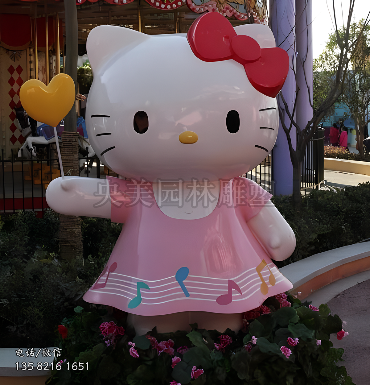 手拿棒棒糖的kitty貓雕塑