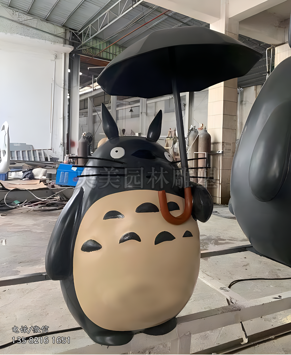 打傘的龍貓雕塑