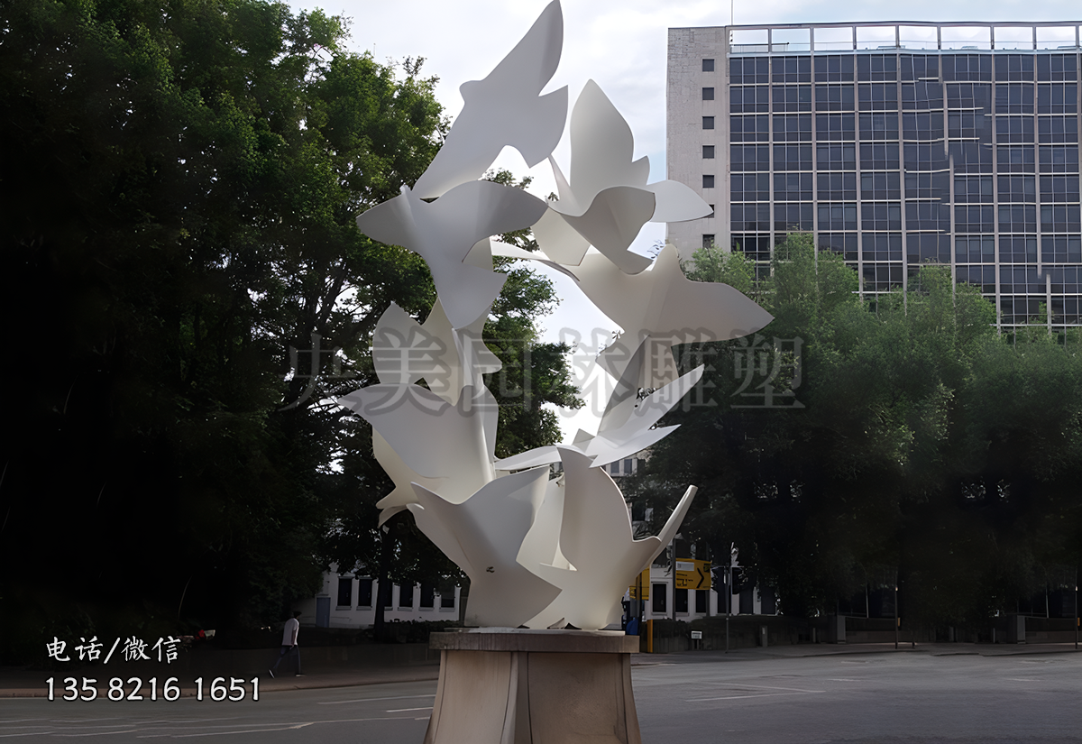 飛翔的鴿子群雕塑