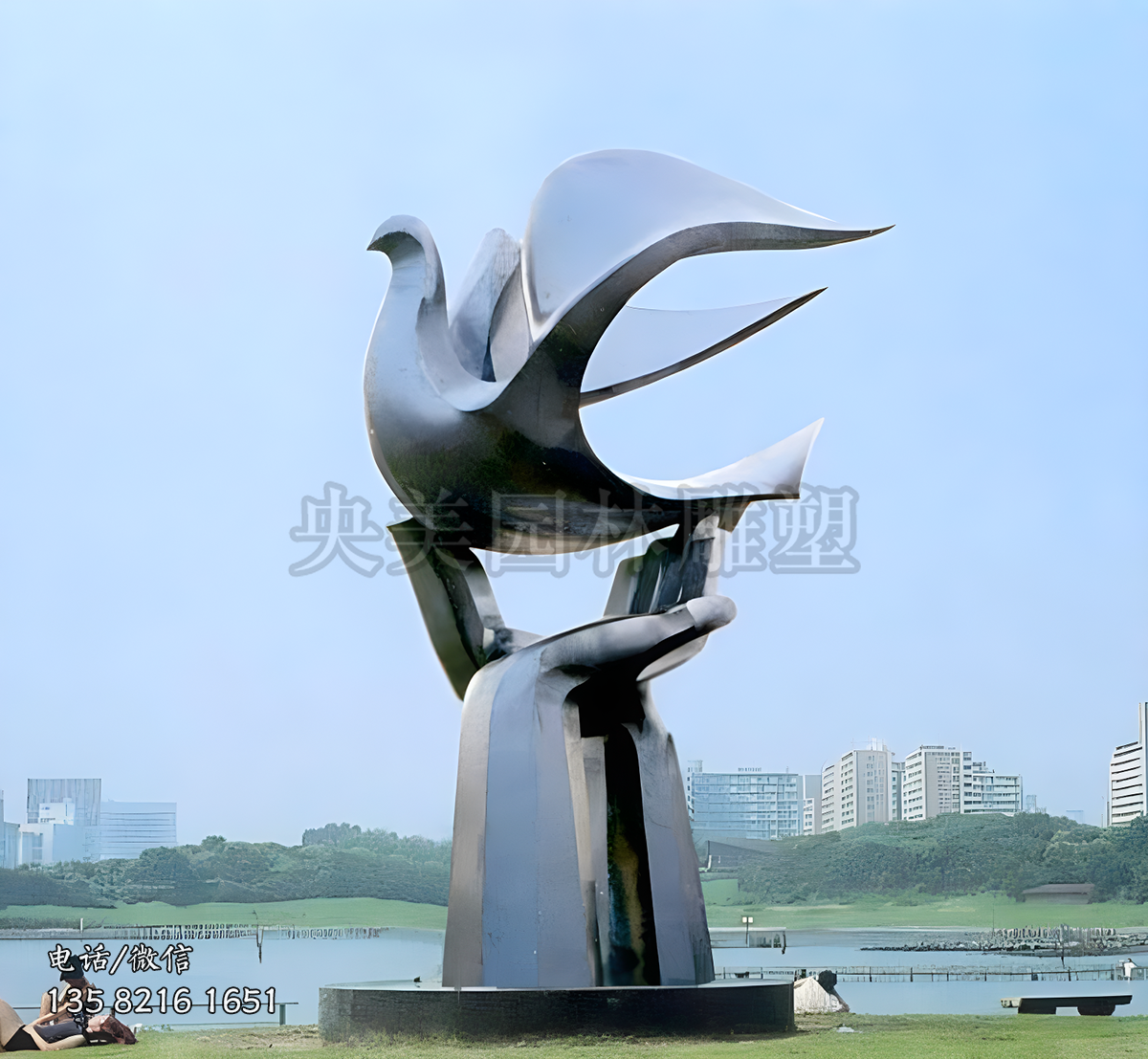 雙手托起一只鴿子的不銹鋼景觀雕塑