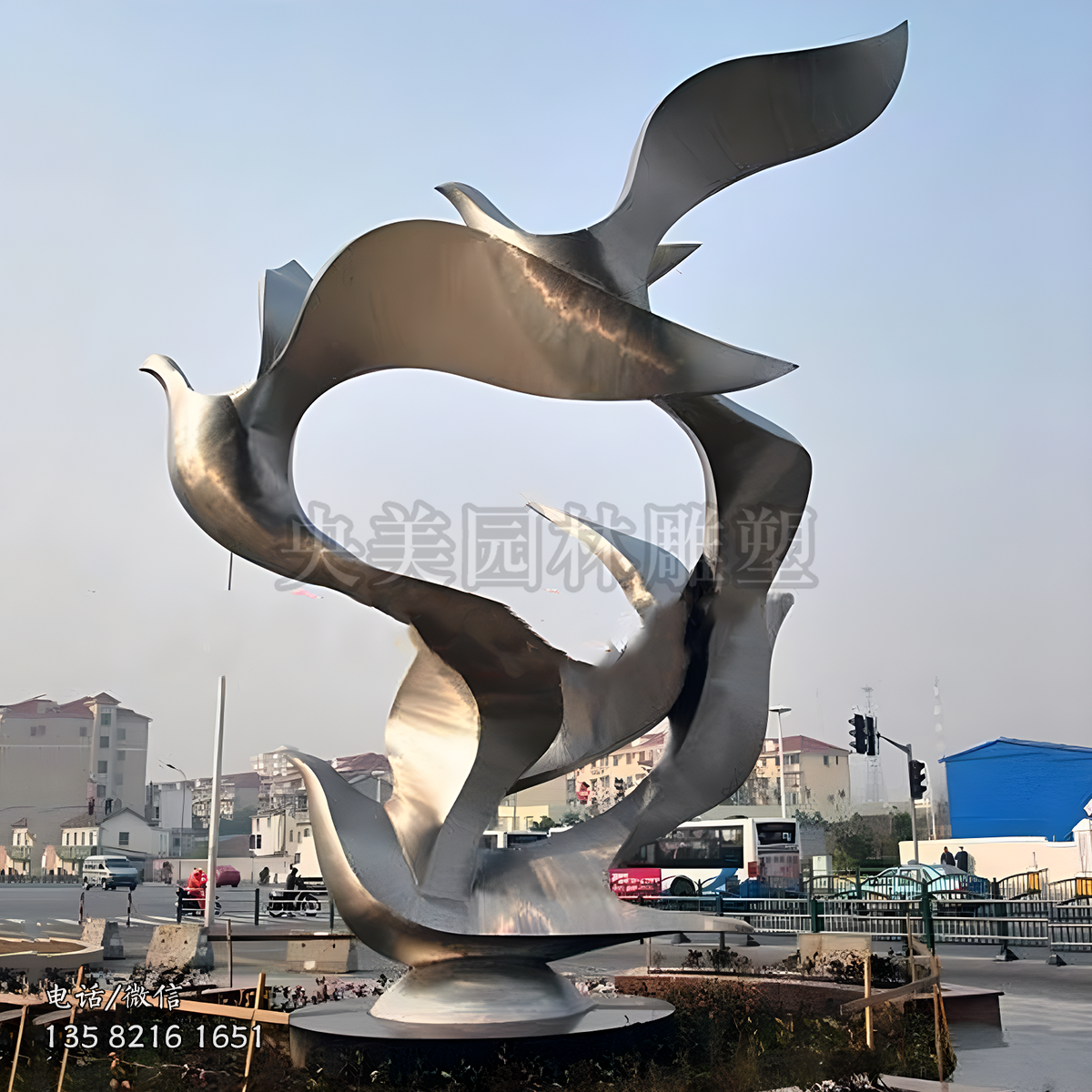 舞動翅膀飛翔的鴿子雕塑