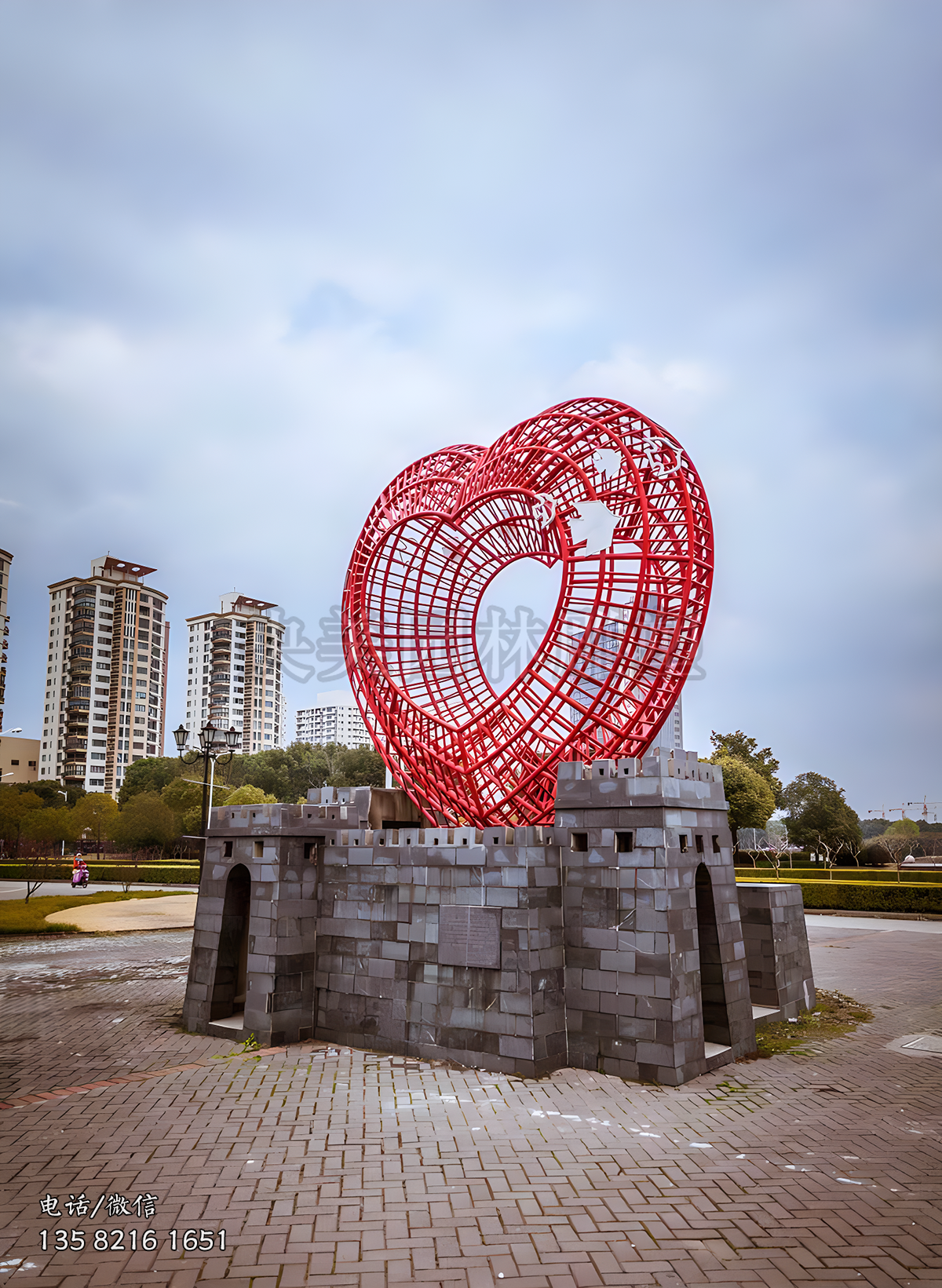 不銹鋼網格鏤空紅色愛心雕塑