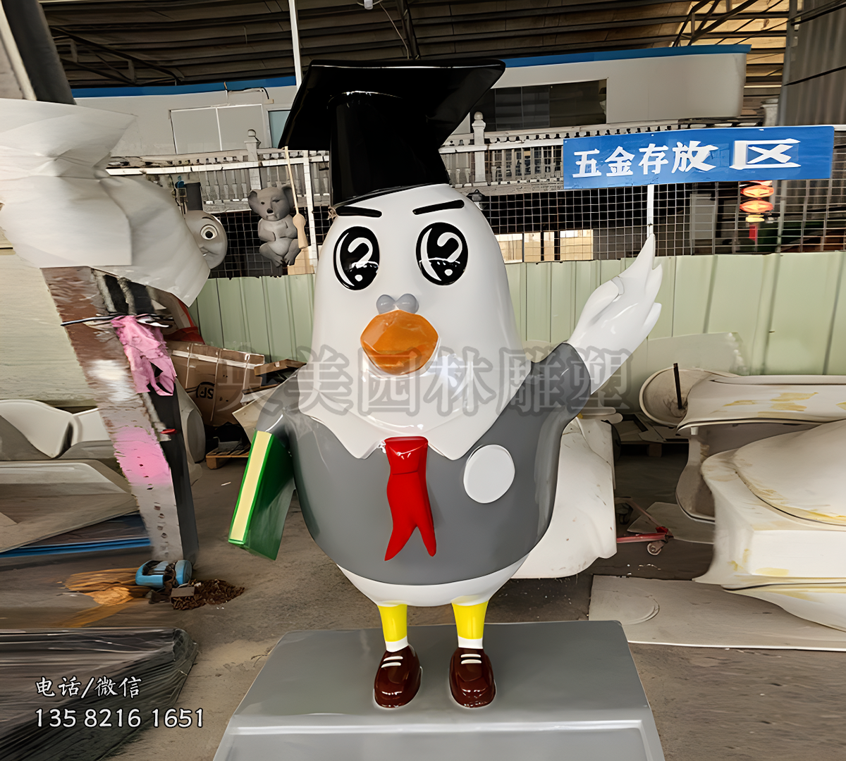 頭戴博士帽的卡通鴿子雕塑