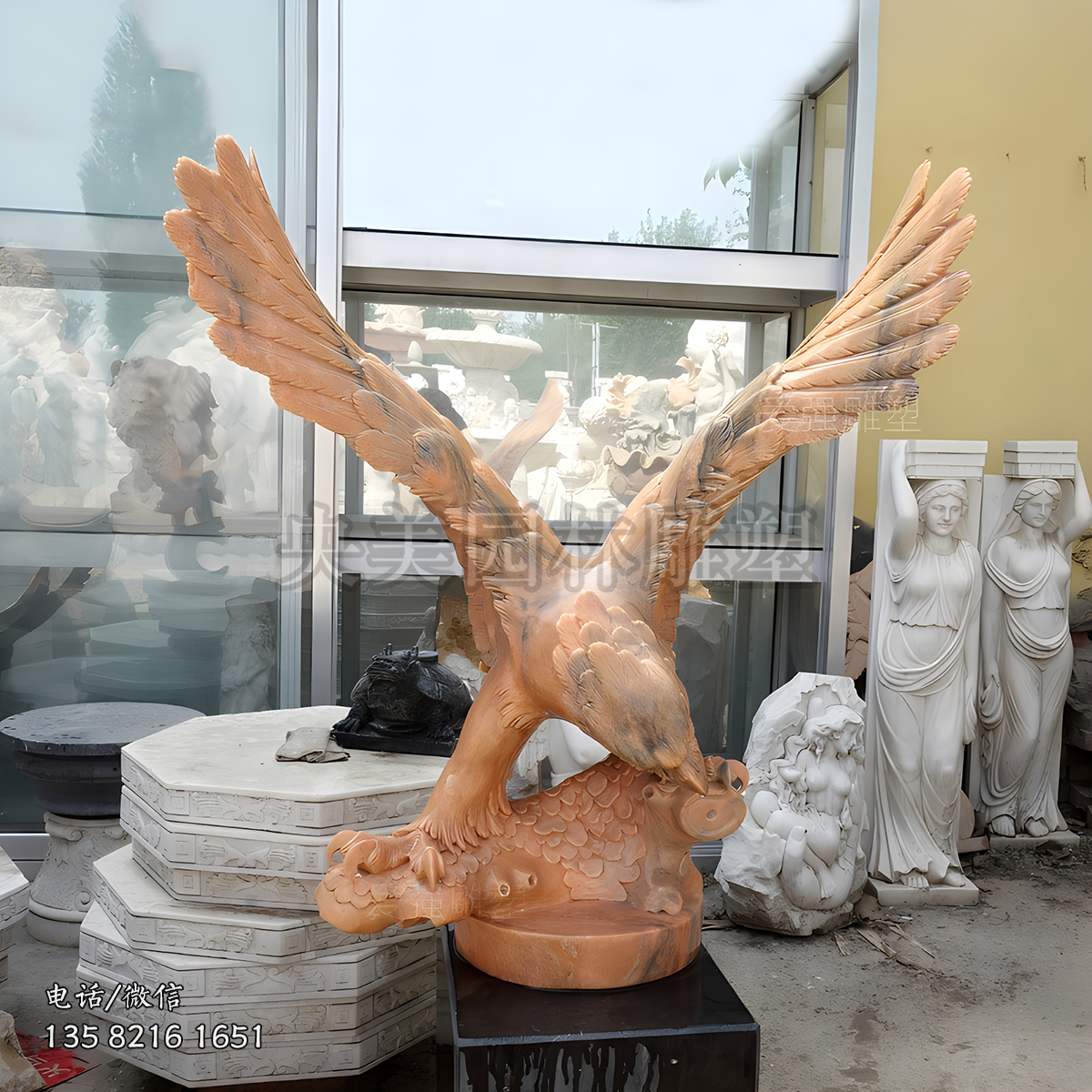 晚霞紅老鷹石雕