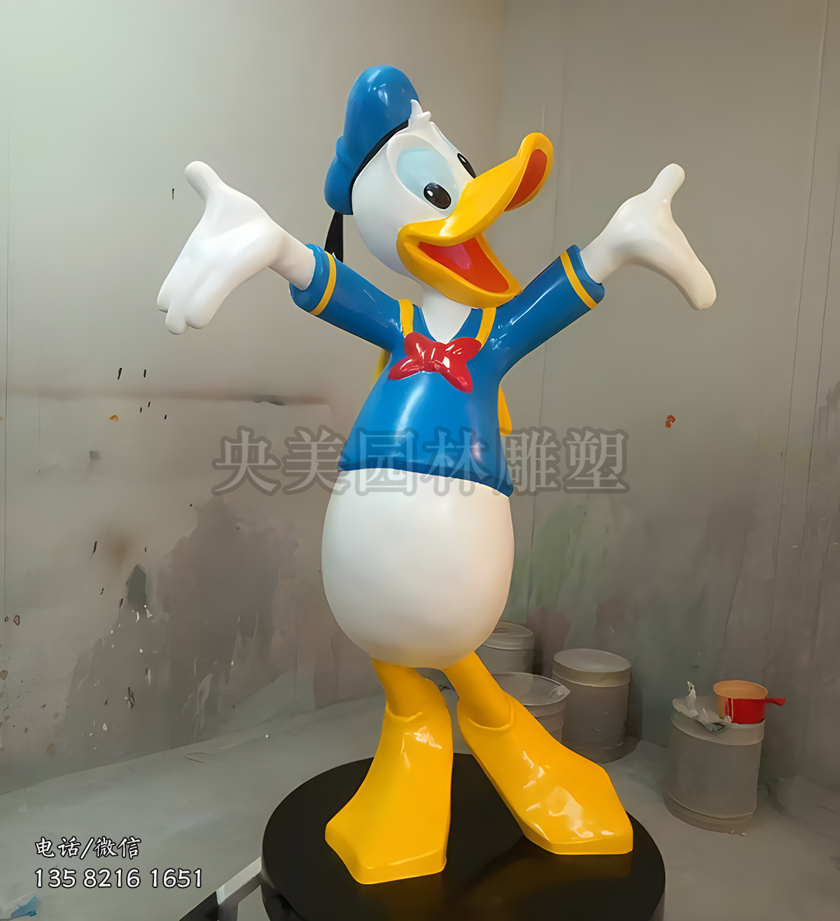 謝幕的唐老鴨雕塑