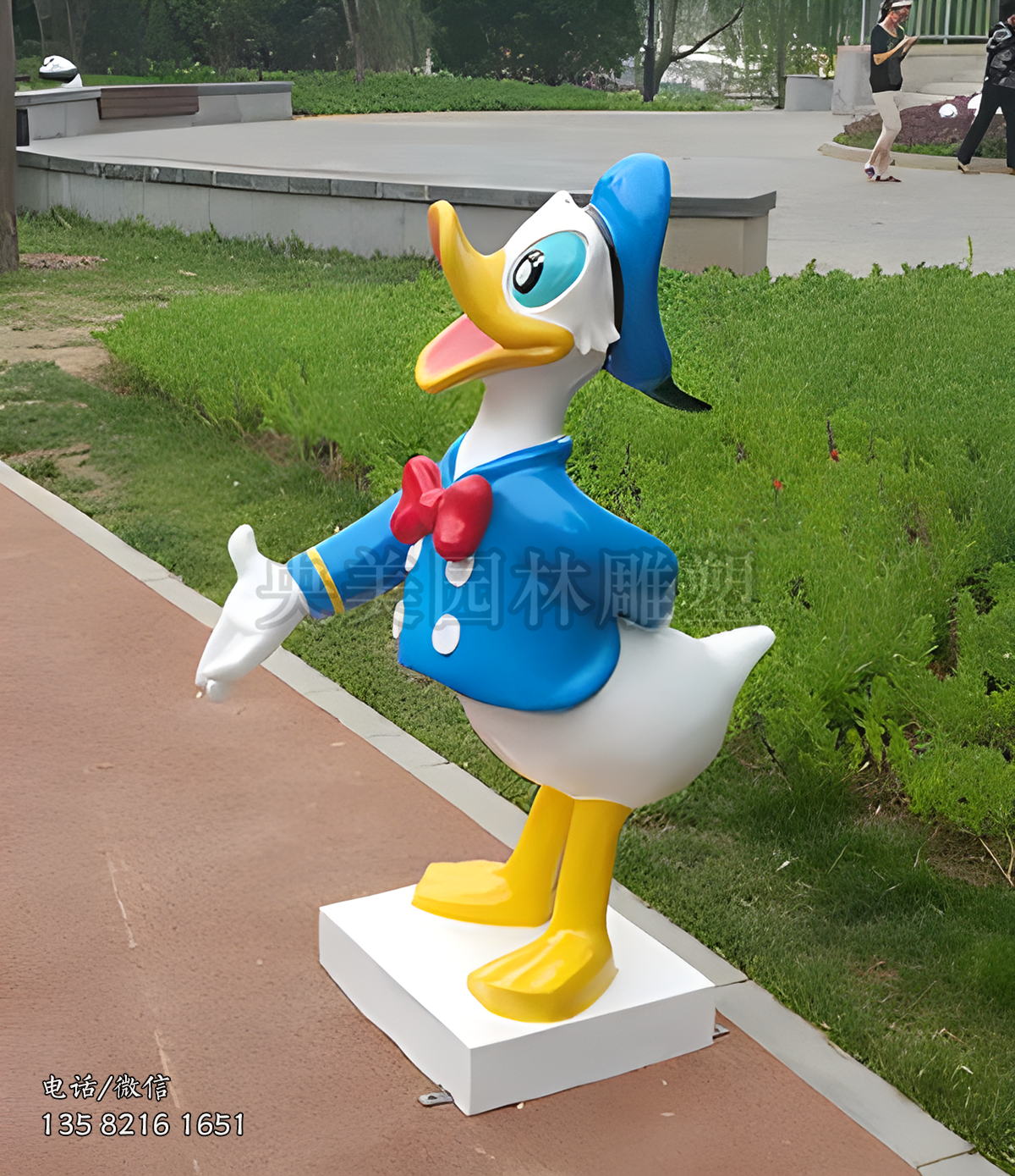 玻璃鋼仿真動漫人物唐老鴨雕塑