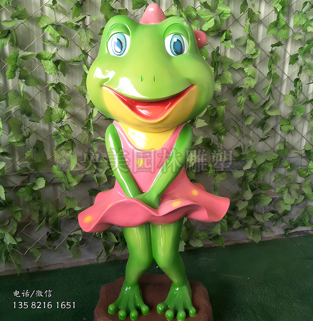 捂裙子的卡通青蛙造型雕塑