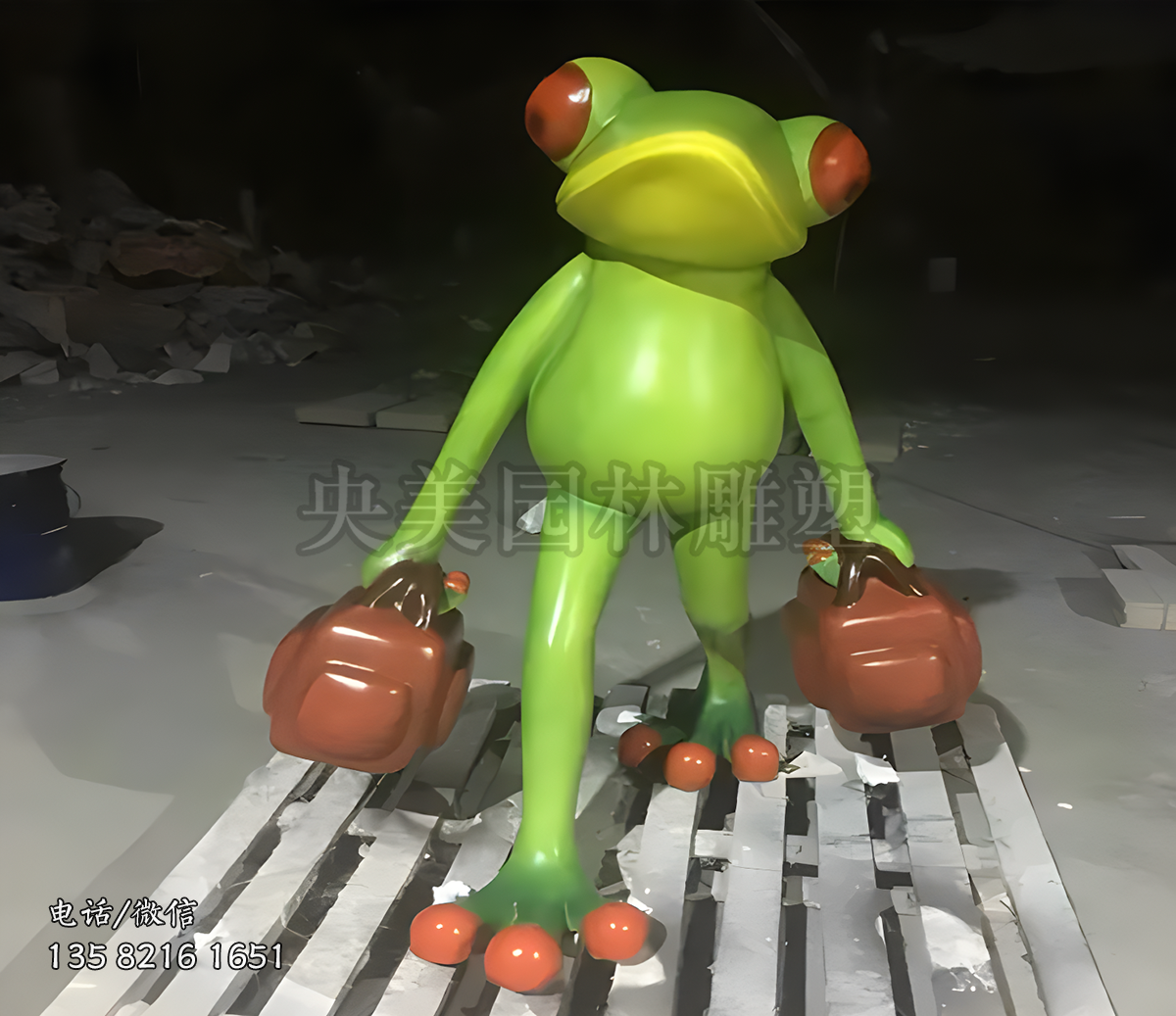 手提行李箱走路的青蛙公仔