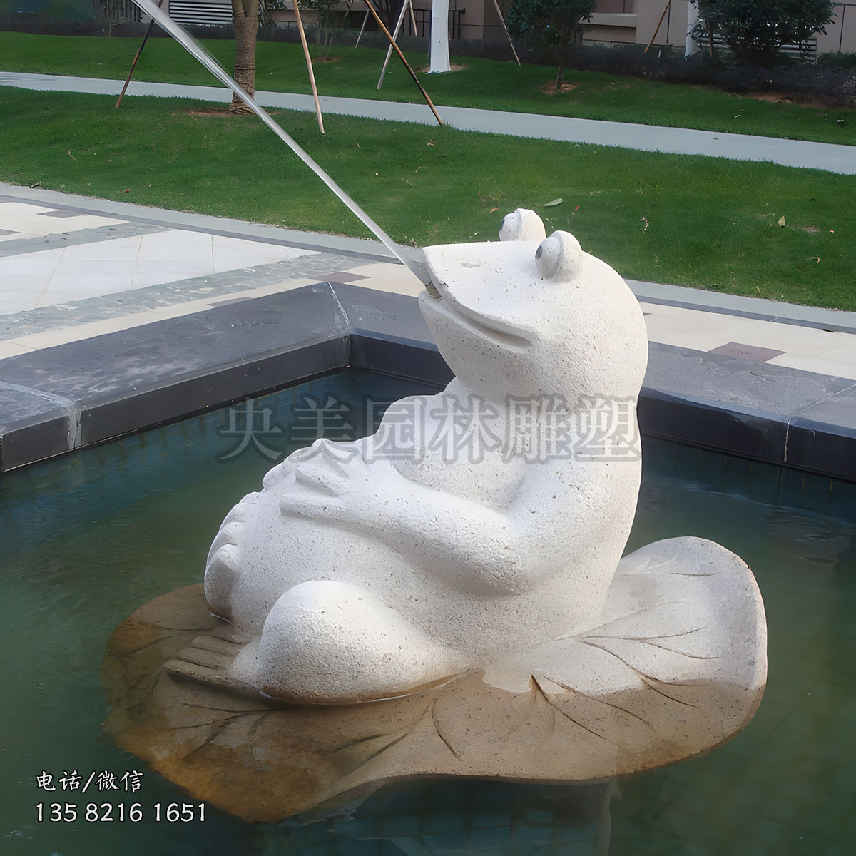 躺荷葉上吐水的石雕青蛙