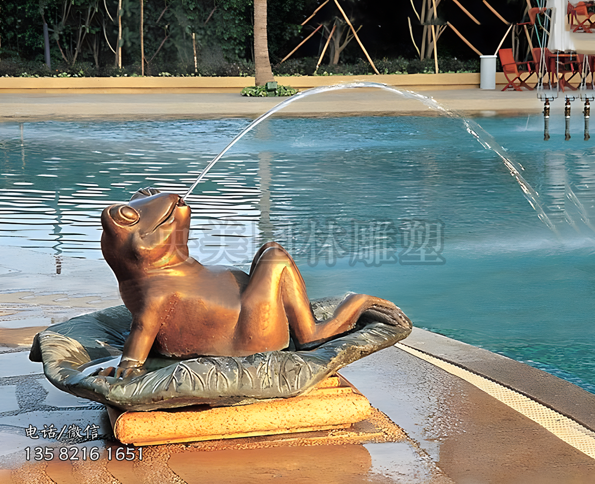 躺荷葉上噴水的鑄銅青蛙雕塑