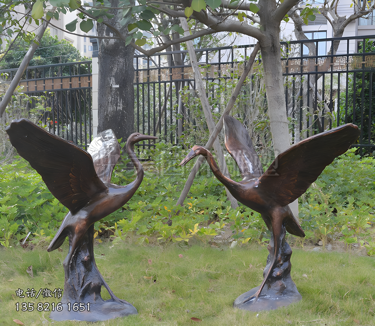 仿銅振翅飛翔的仙鶴雕塑