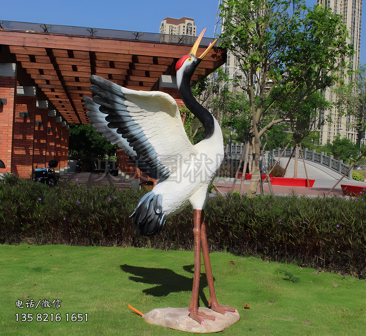 抬頭望天鳴叫的仿真仙鶴雕塑
