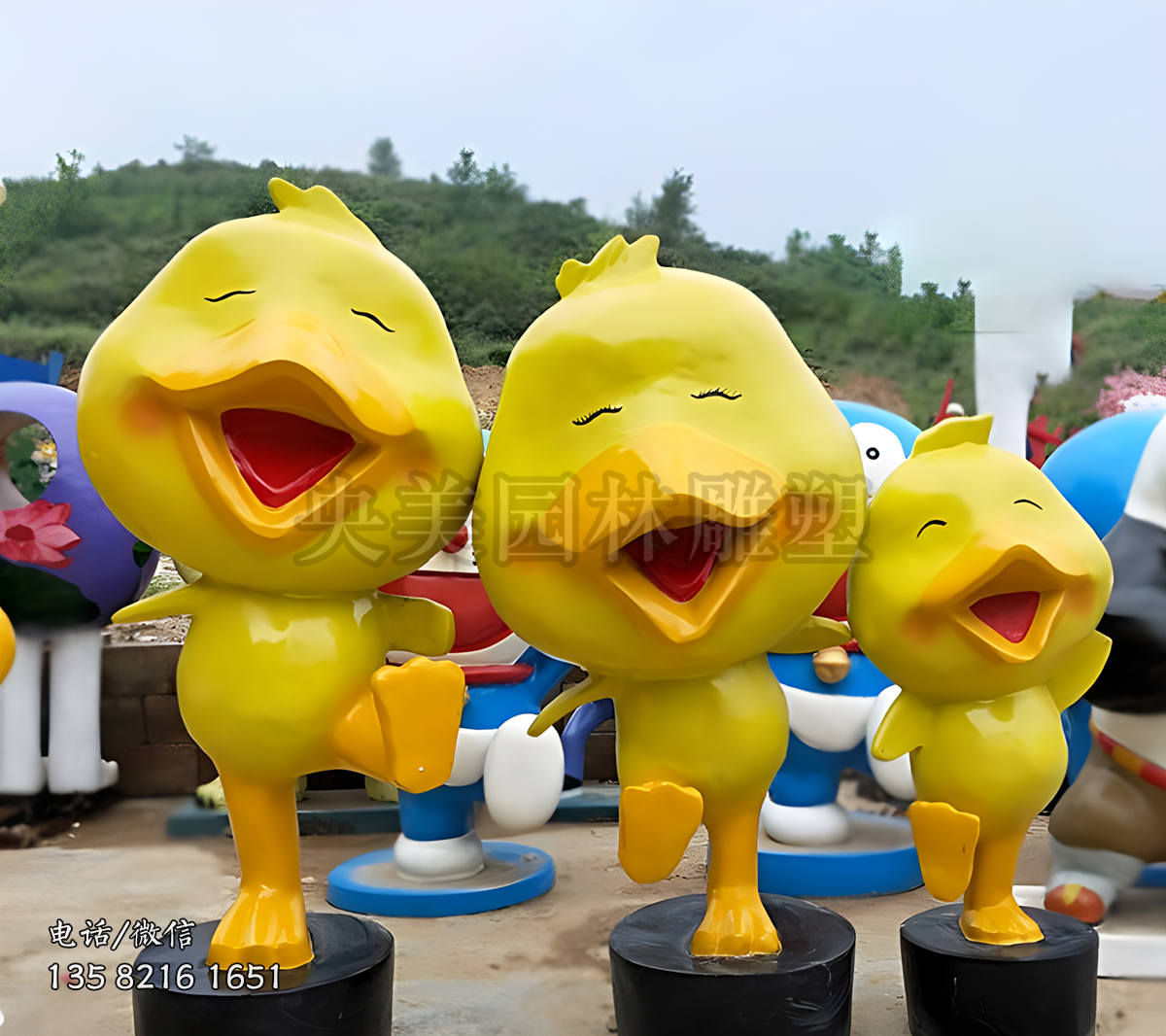 大步前行的小雞卡通雕塑