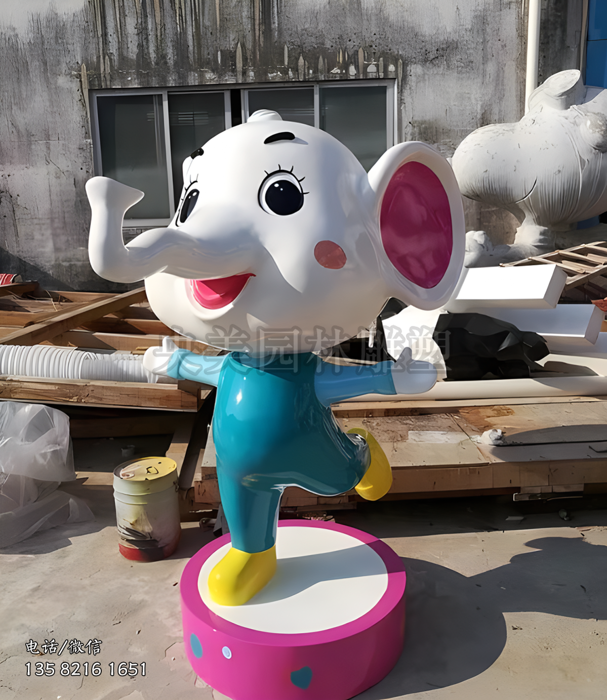 手舞足蹈的卡通小象雕塑