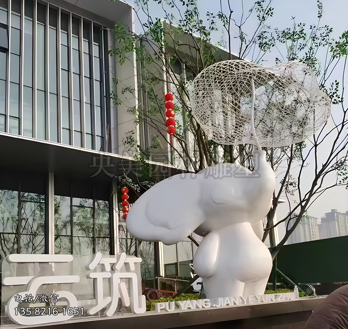 吹泡泡（云彩）的卡通大象雕塑