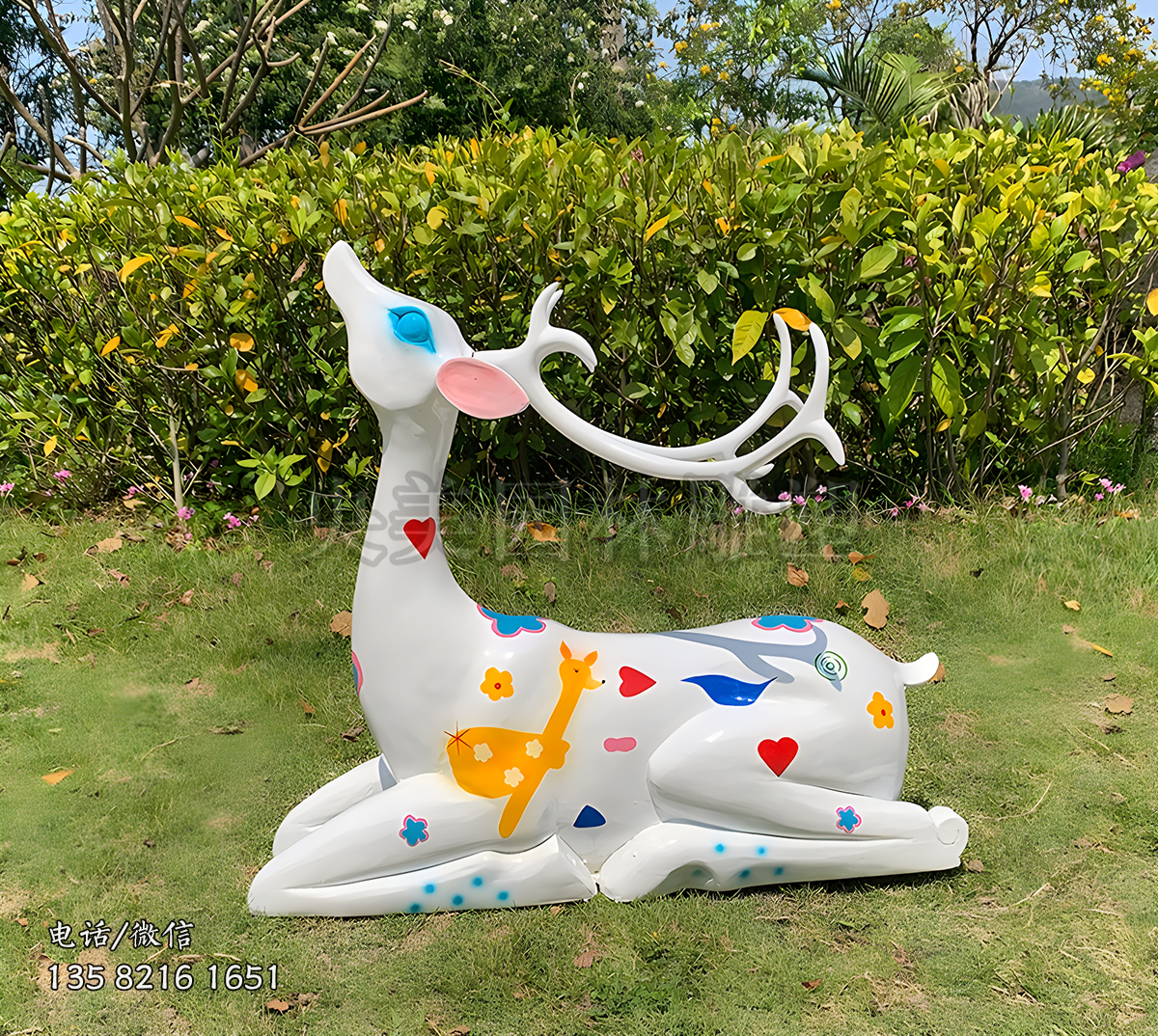 臥著的玻璃鋼彩色公鹿梅花鹿雕塑