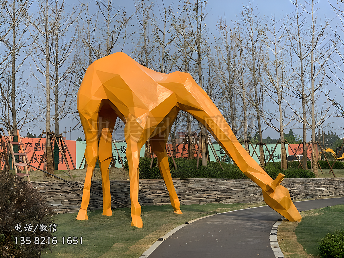 低頭吃草的大型長頸鹿雕塑