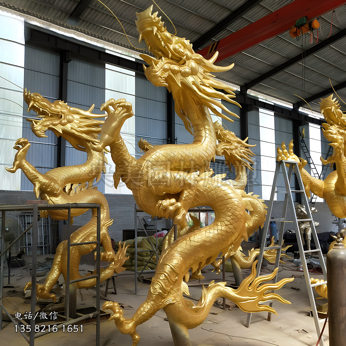 直立而起的龍銅雕