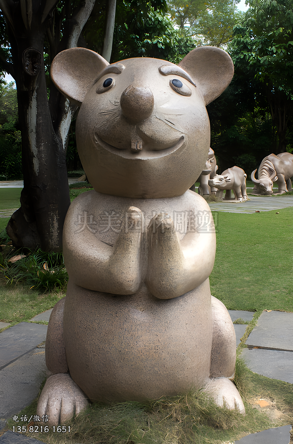 雙手合十的老鼠石雕