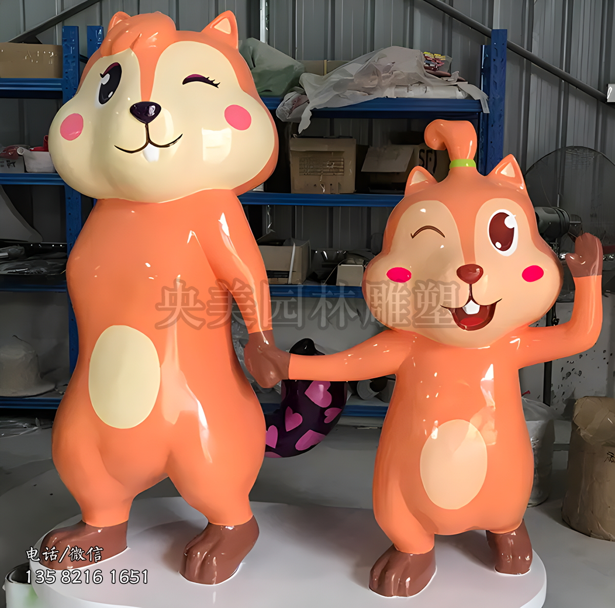 手拉手的情侶松鼠公仔雕塑