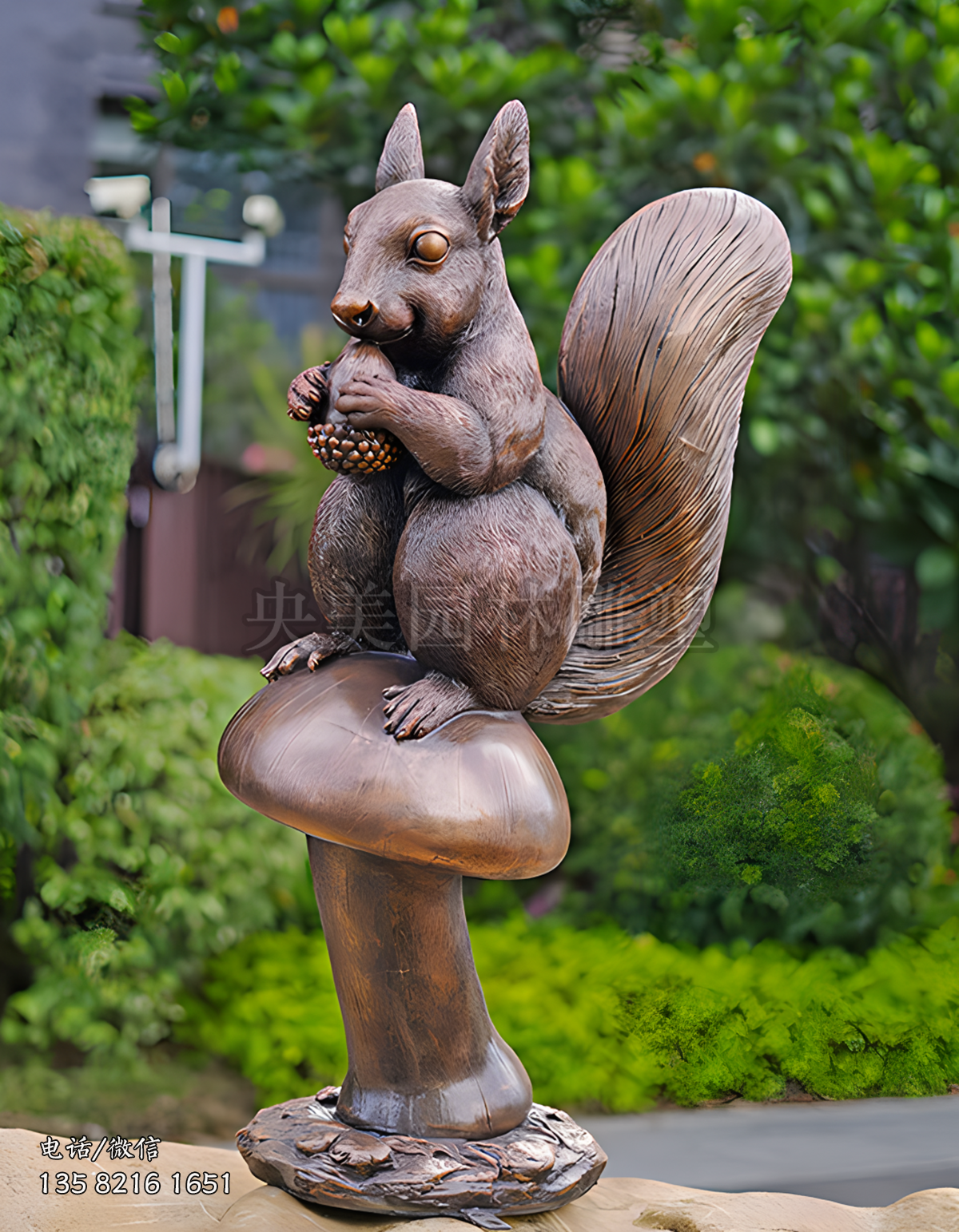 站立在蘑菇上啃松果的鑄銅松鼠雕塑
