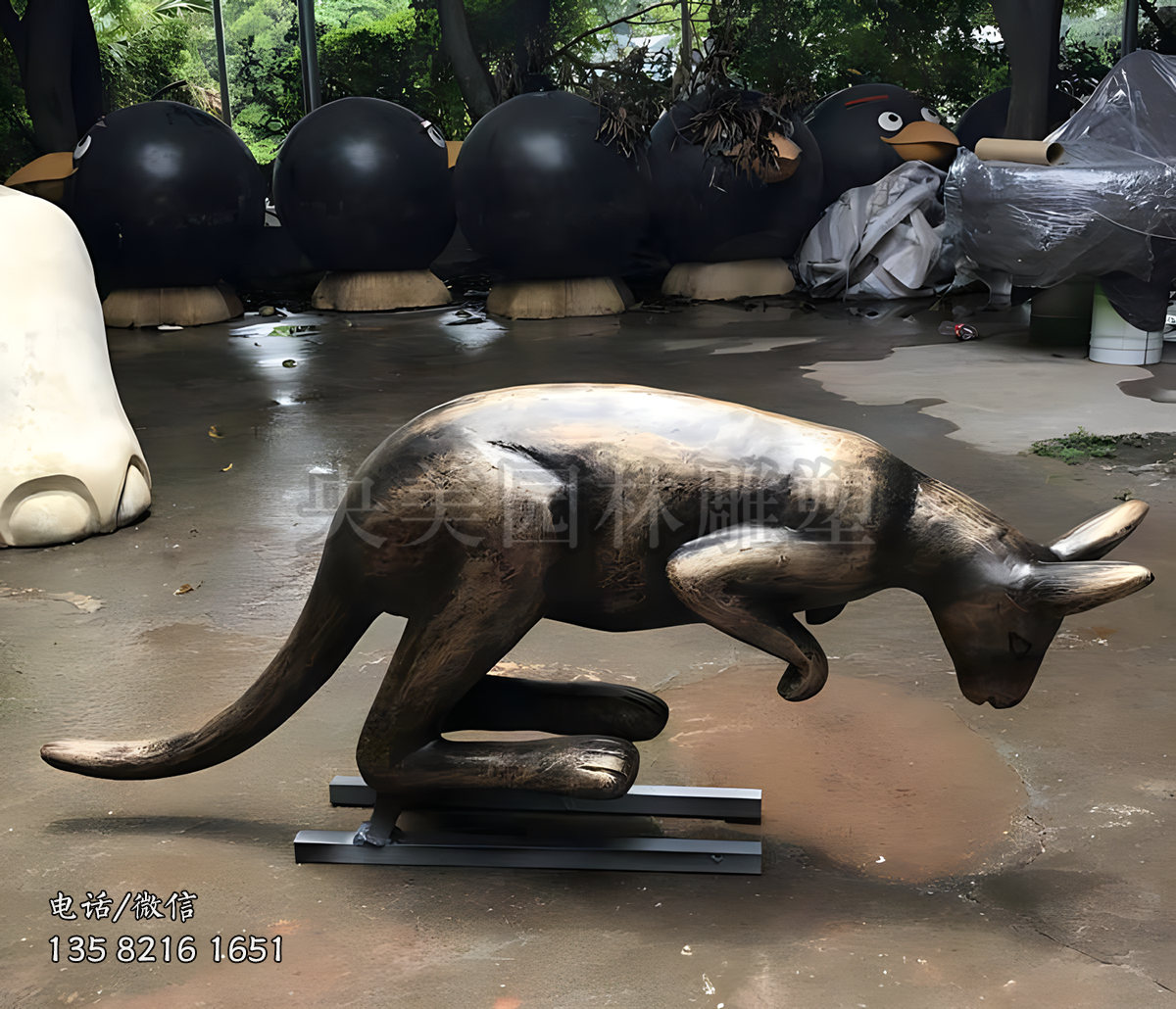 低頭觀看的鑄銅袋鼠雕塑