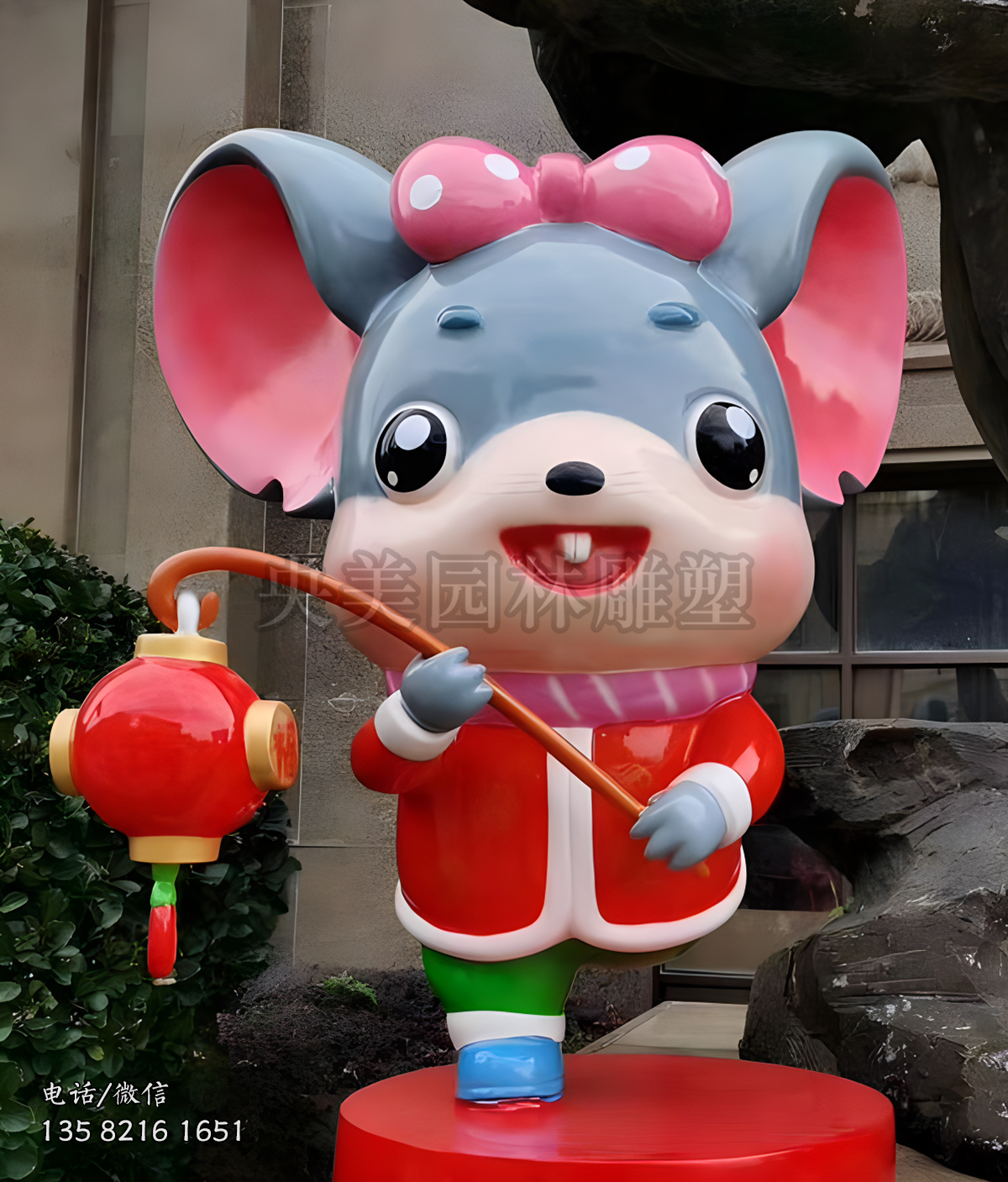 提著燈籠的玻璃鋼卡通老鼠雕塑