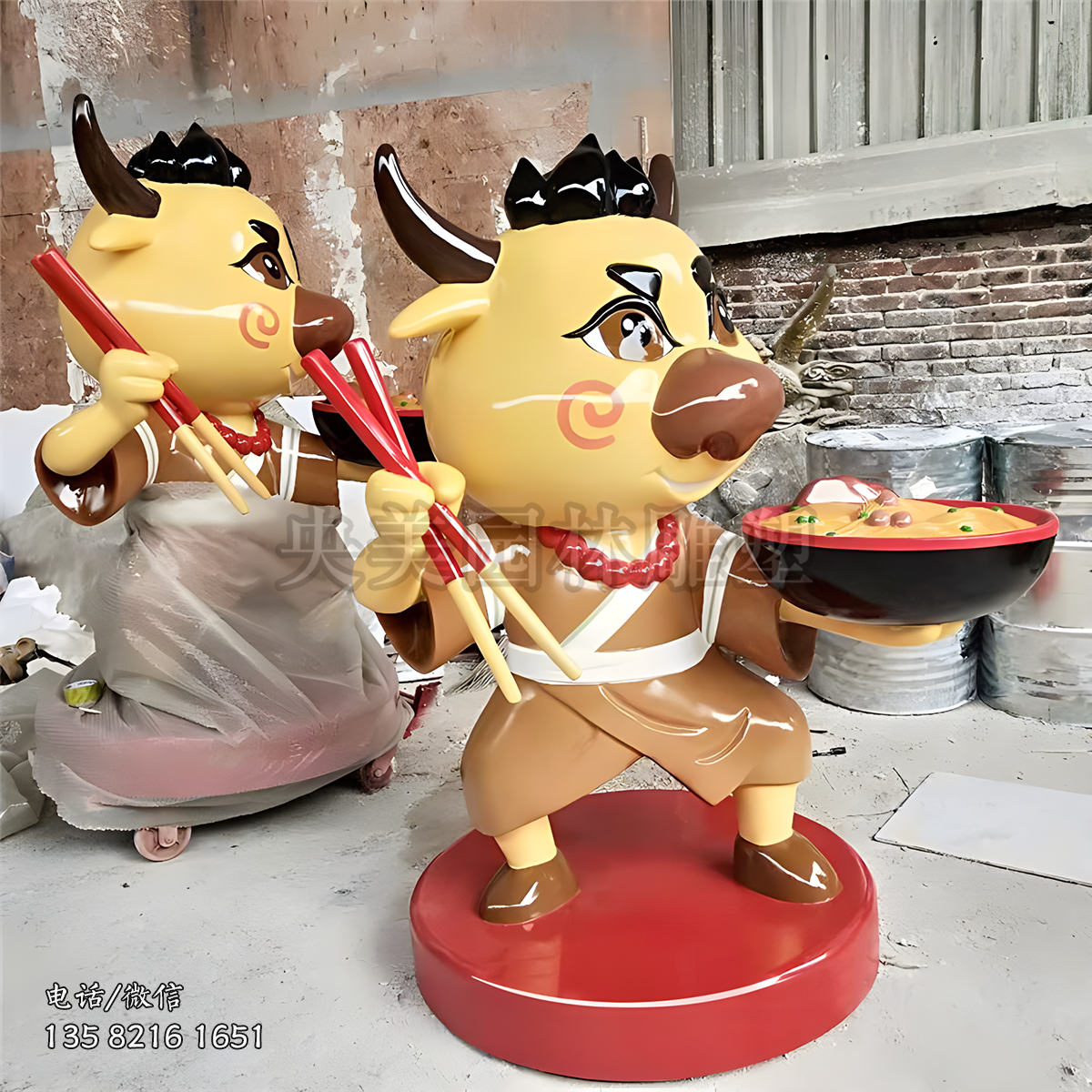 一手拿筷子一手端碗的卡通牛雕塑