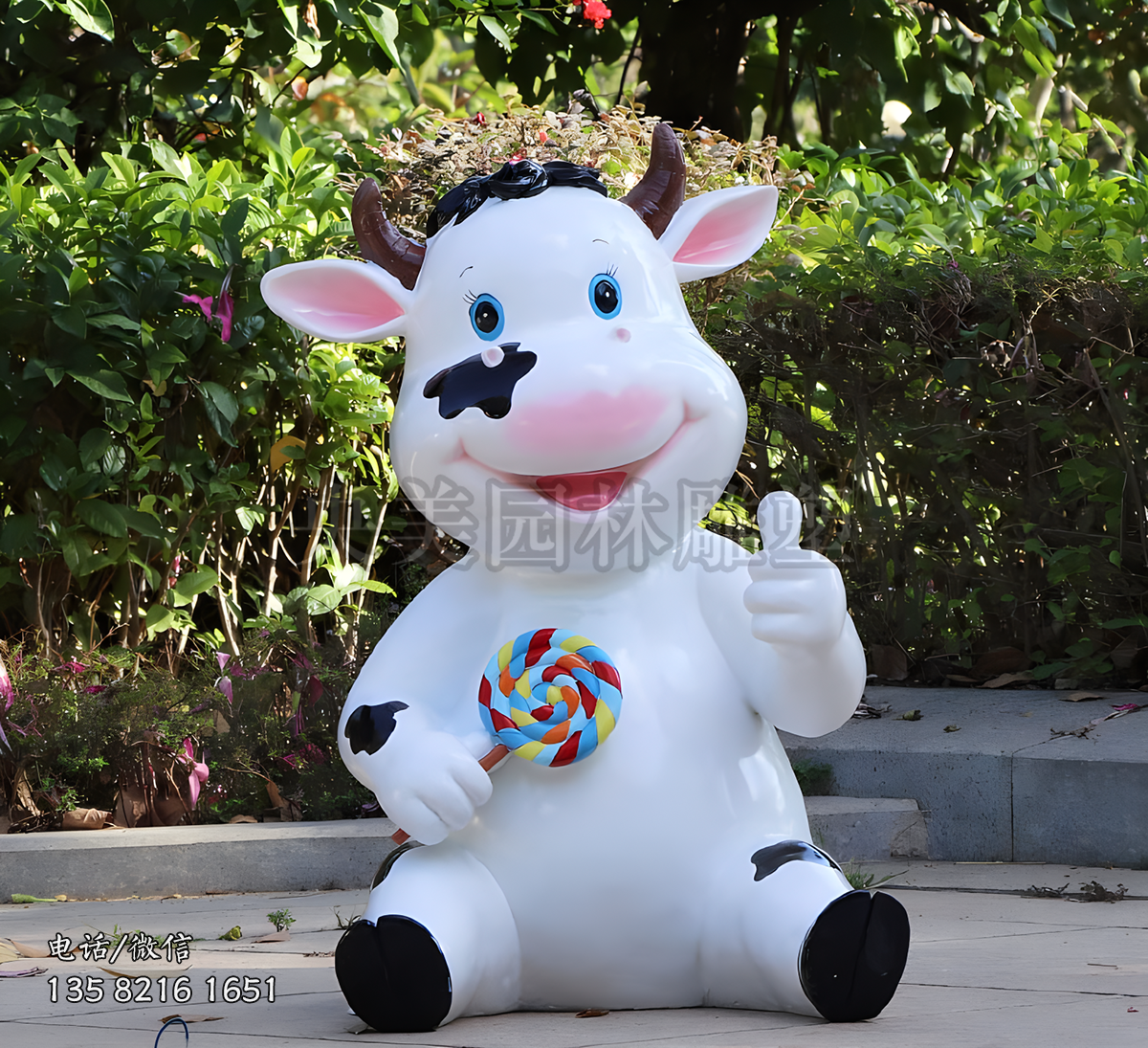 吃棒棒糖的卡通小奶牛雕塑