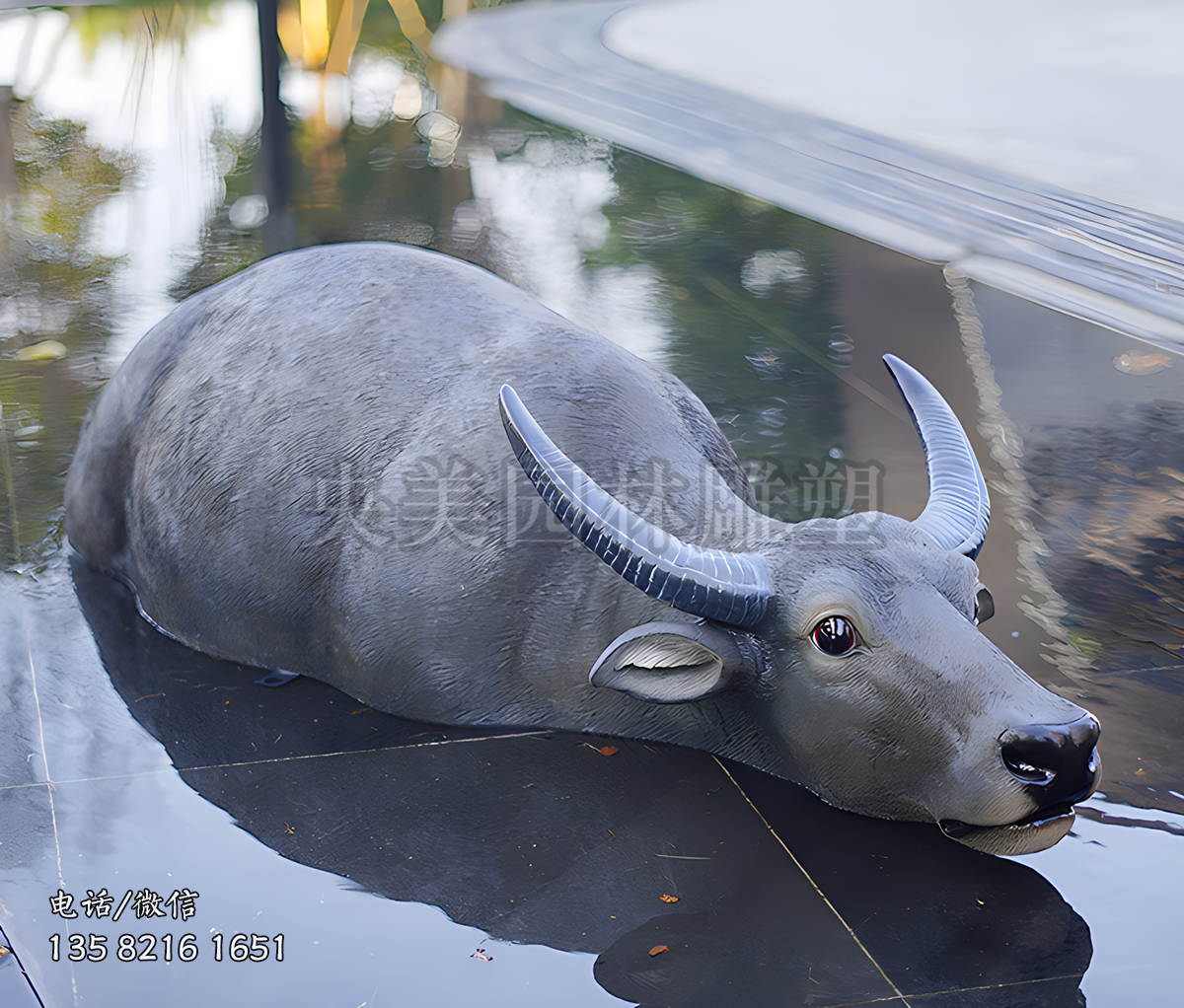 臥在水里的仿真水牛雕塑