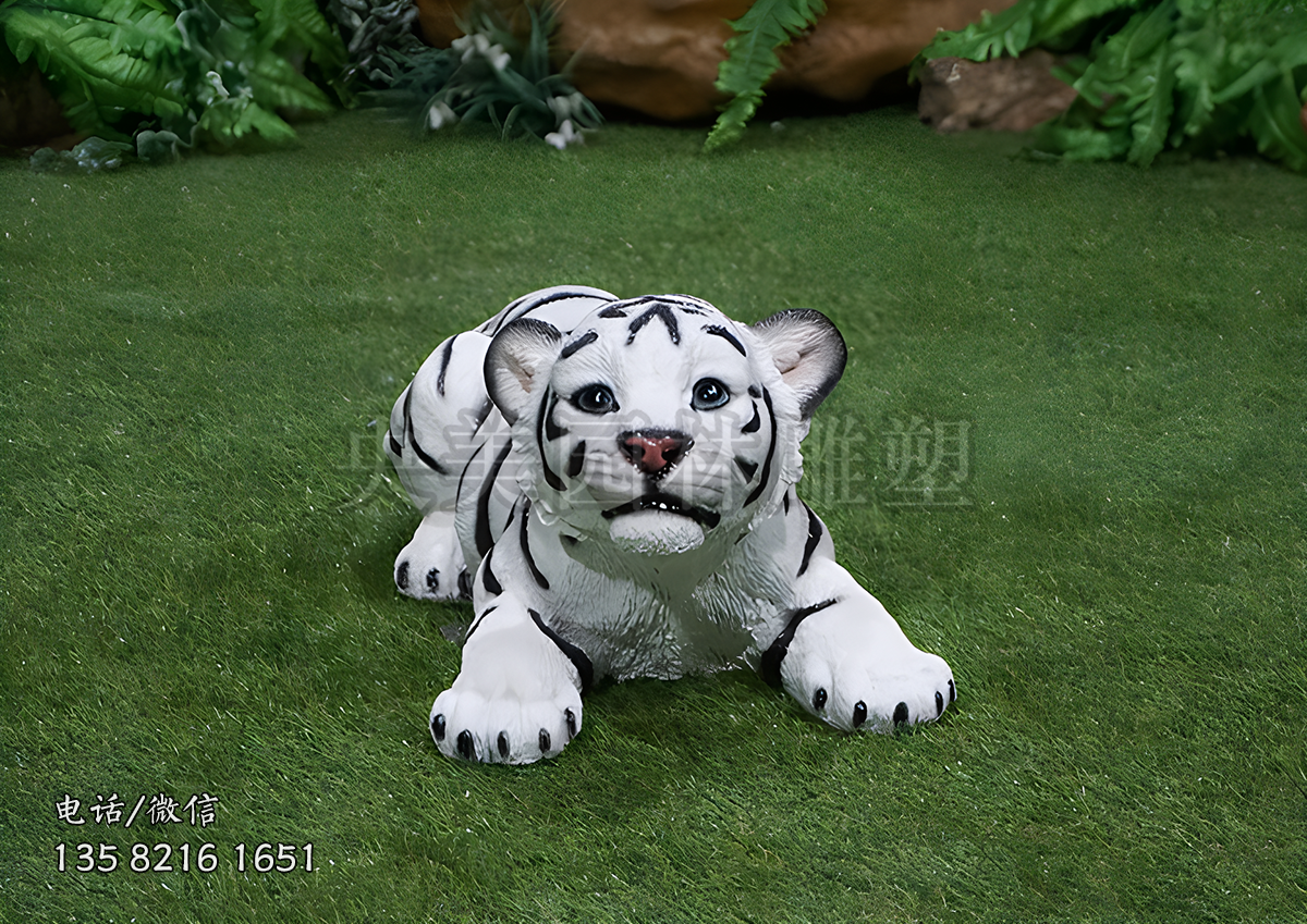 黑白相間的仿真小老虎雕塑