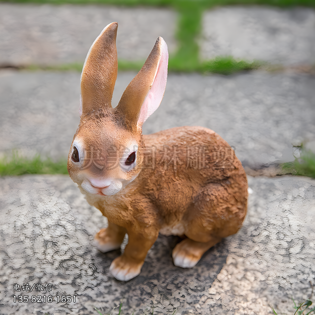 褐色玻璃鋼房子兔子雕塑