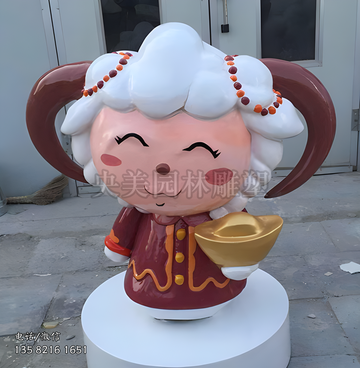 手托元寶的卡通小羊雕塑