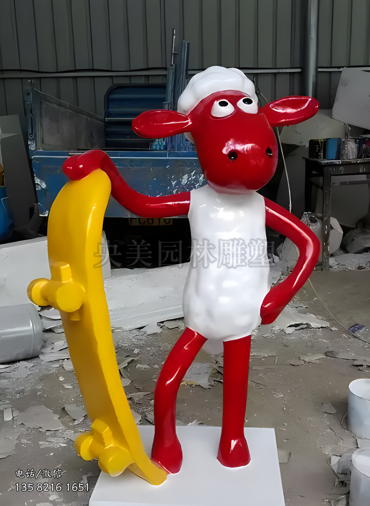 玩滑板的卡通羊雕塑