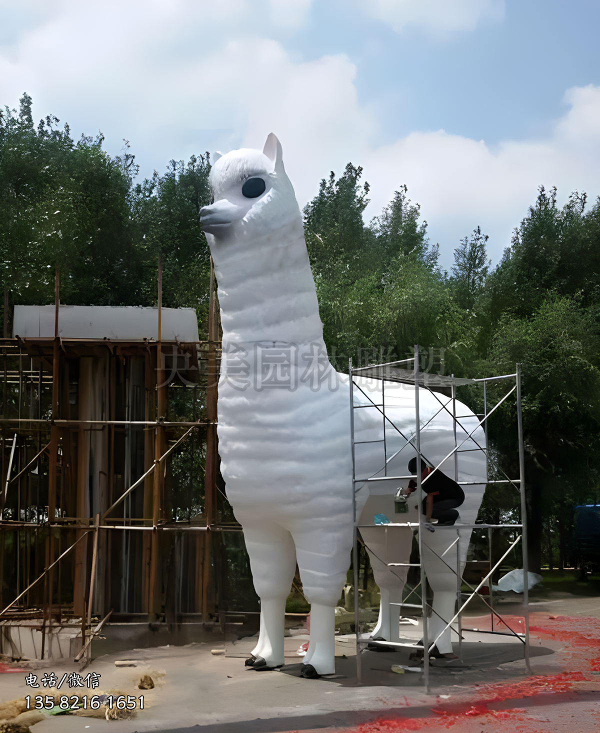 大型玻璃鋼仿真羊駝景觀雕塑