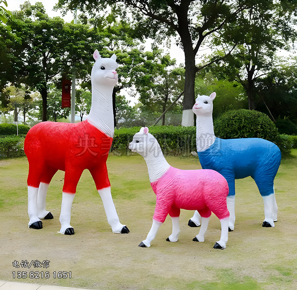 彩繪玻璃鋼羊駝雕塑