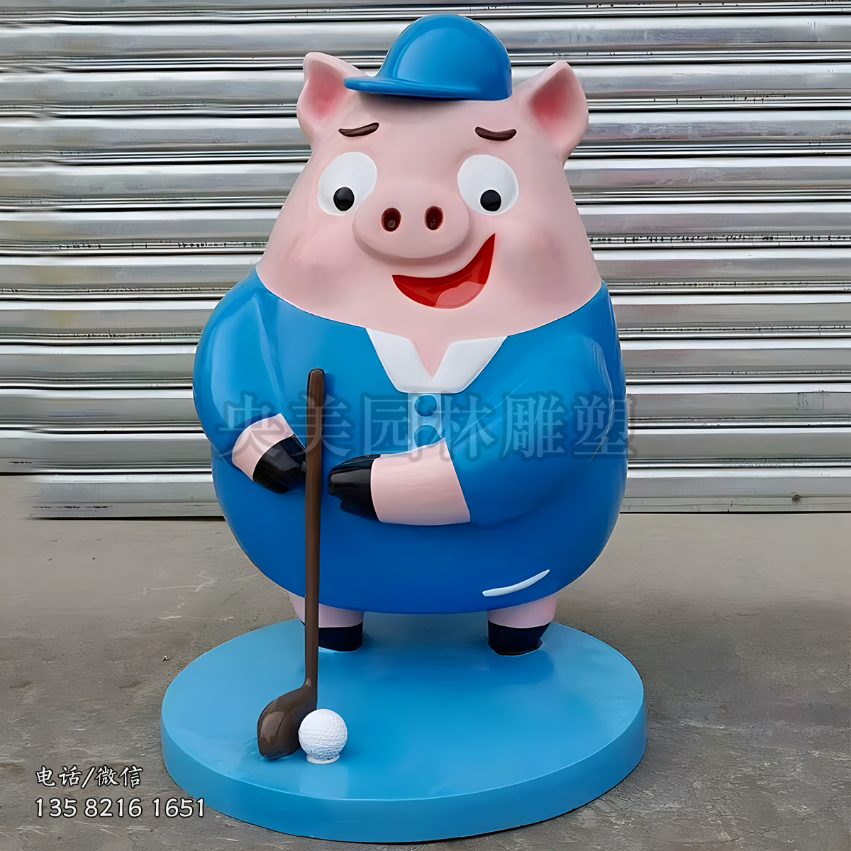 大高爾夫的卡通豬雕塑
