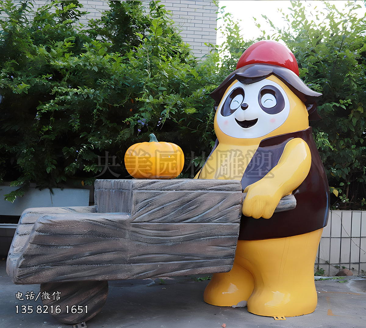 推獨(dú)輪車的玻璃鋼卡通熊貓雕塑