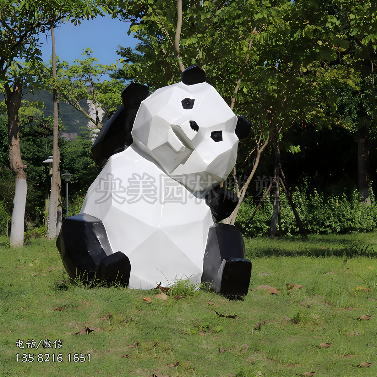 坐地上的塊面玻璃鋼熊貓雕塑