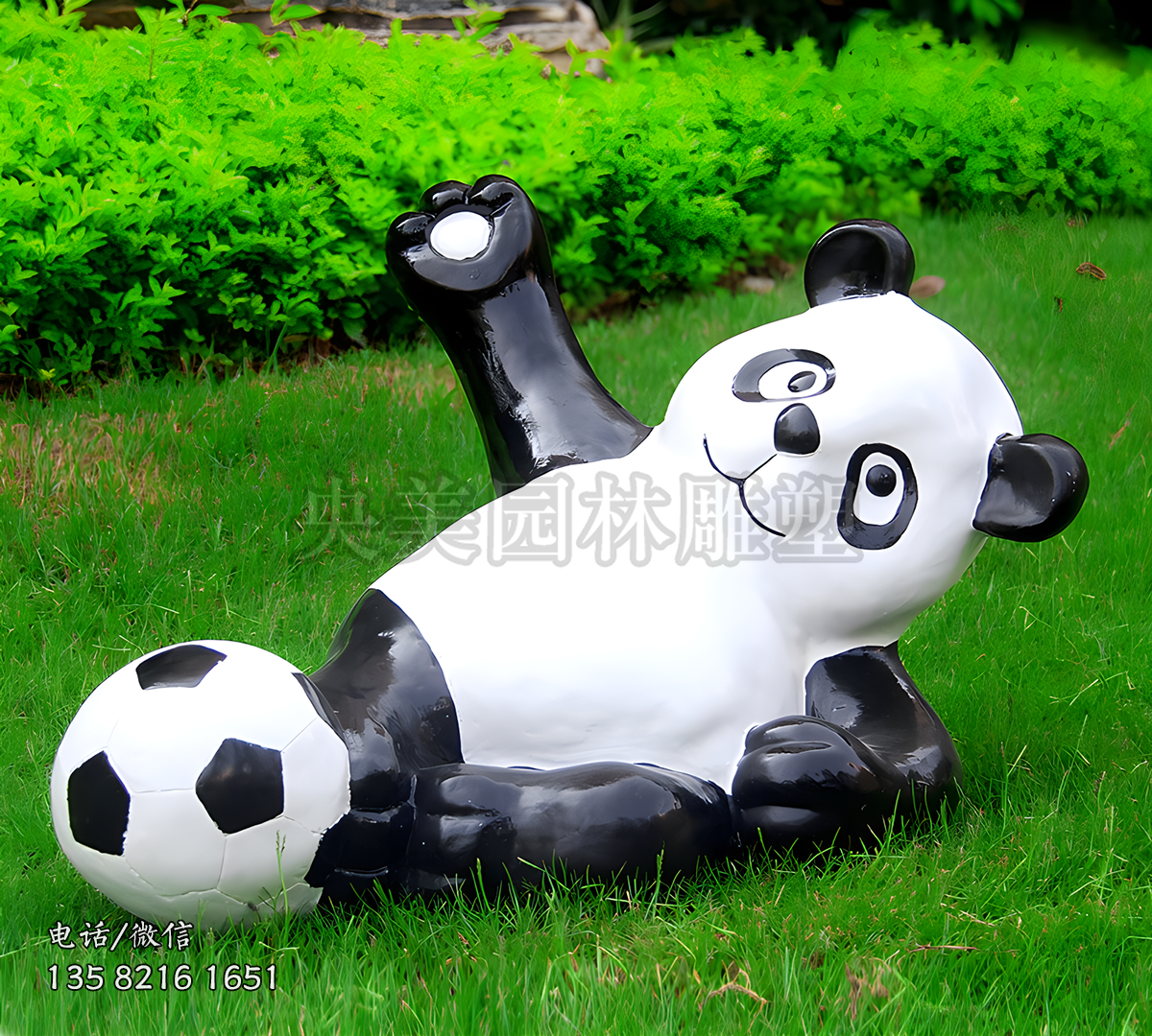 躺地上玩足球的熊貓雕塑