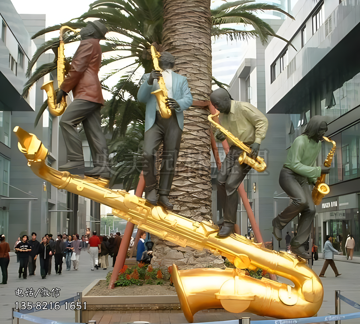 站在大型薩克斯上吹薩克斯的人物雕塑