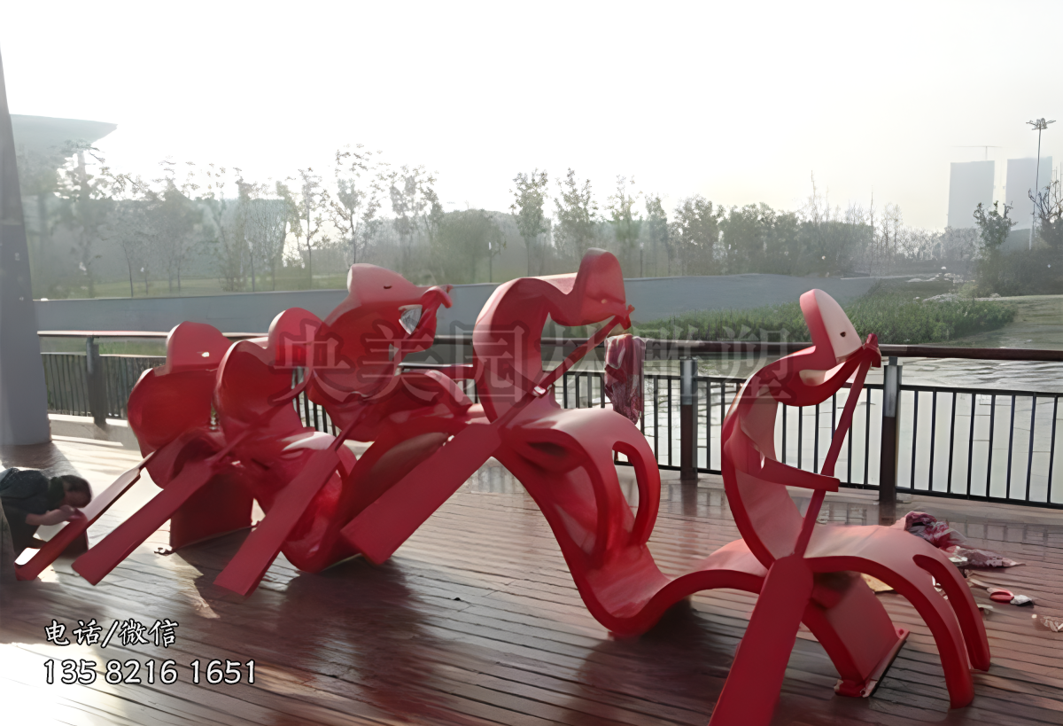 抽象的劃船人物雕塑