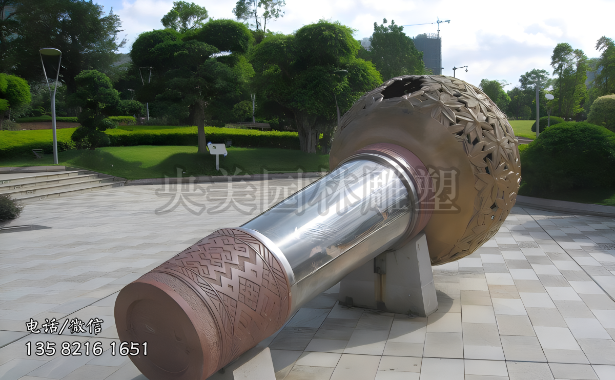 廣場(chǎng)上的大型仿真話筒雕塑