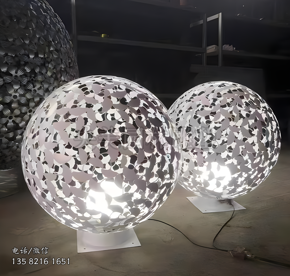 銀杏樹葉不銹鋼發(fā)光鏤空球雕塑