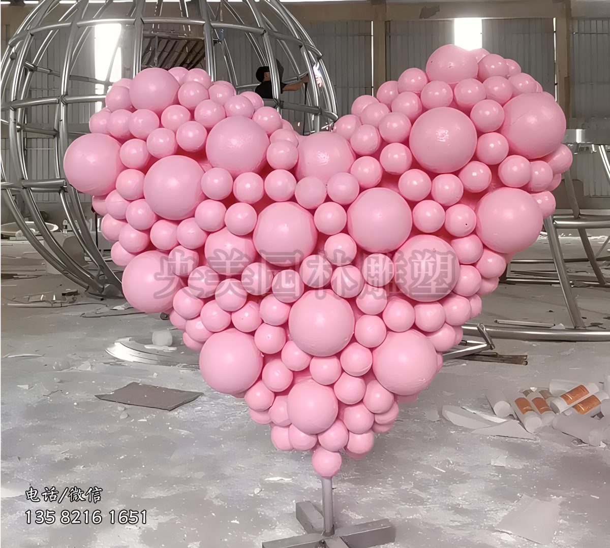 由大小各異的眾多氣球組成的愛(ài)心造型雕塑擺件